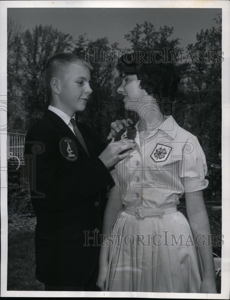 1962 Press Photo Randy Kerr &amp; Crystal Brown Wear Polio Vaccine Pioneers Patches - Historic Images