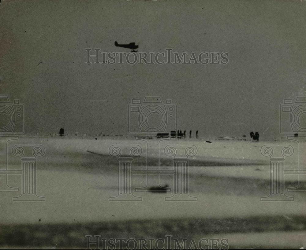 1935 Press Photo Men rescued on drifting ice floes on Lak Simcoe, Canada - Historic Images