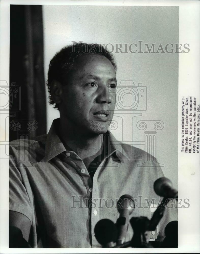 1988 Press Photo Cavs Head Coach Lenny Wilkins Discusses Cavs Draft Selection - Historic Images