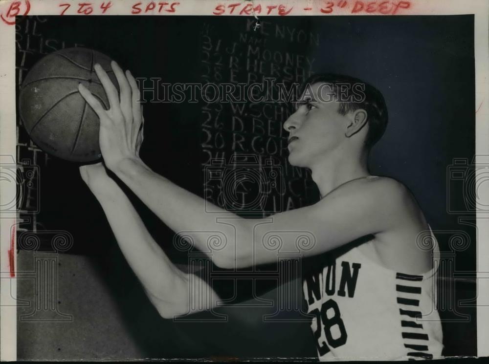 1948 Press Photo Eppa Rixey Jr basketball player at Kenyon College - net04558 - Historic Images