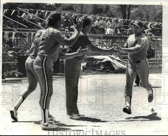 1981 Press Photo Roger Wilt scores on home run Vs. Minnesota baseball game. - Historic Images
