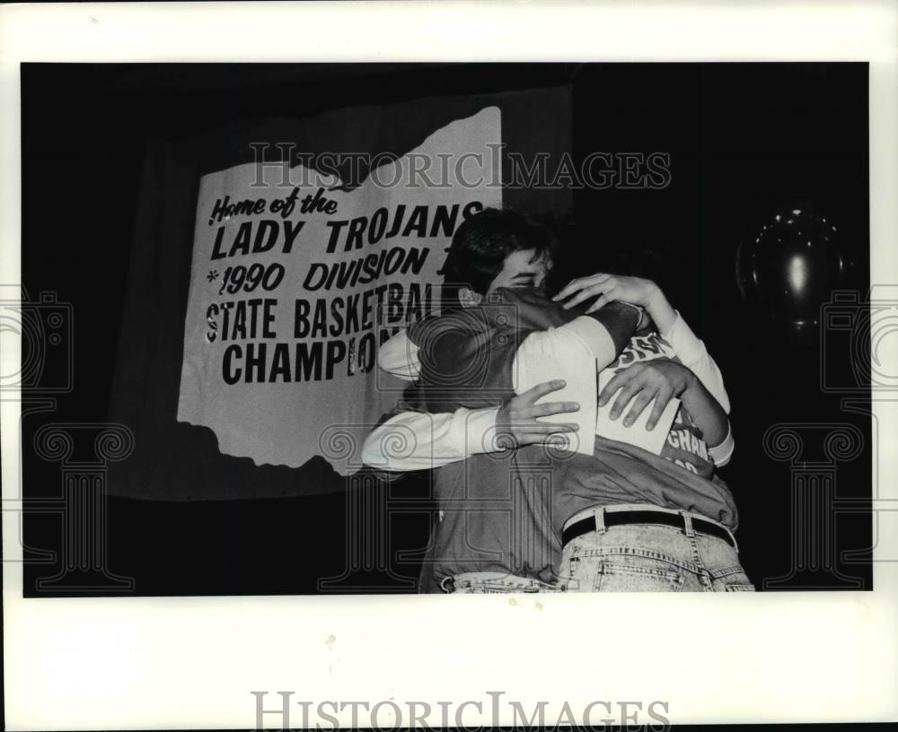 1980 Press Photo Trinity High School basketball players hug each other - Historic Images
