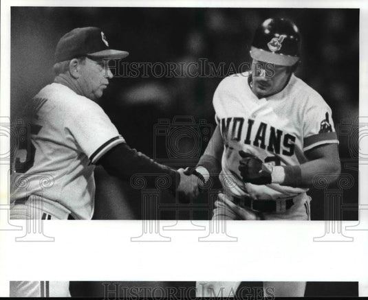 1988 Press Photo Carmen Castillo is congratulated by Johnny Goryl  - cvb58697 - Historic Images