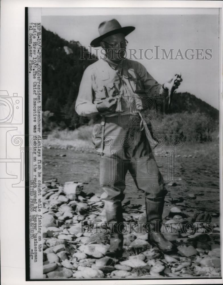 1954 Press Photo President Eisenhower displays fish he caught on Platte River - Historic Images