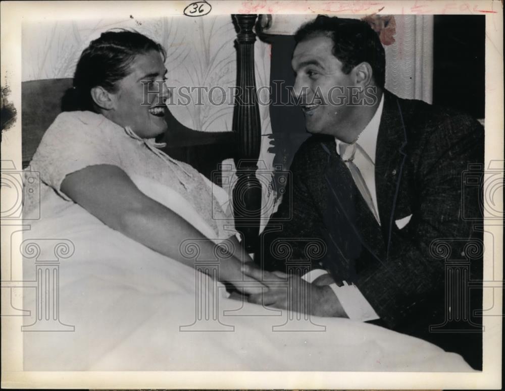 1956 Press Photo Champ Rocky Marciano, wife Barbara at Boston MA hospital - Historic Images