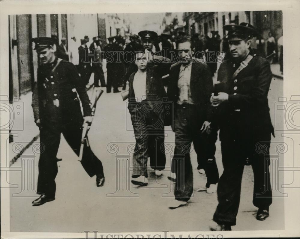 1934 Press Photo Two Strikers arrested in street near Syndicat Agricole, Madrid - Historic Images