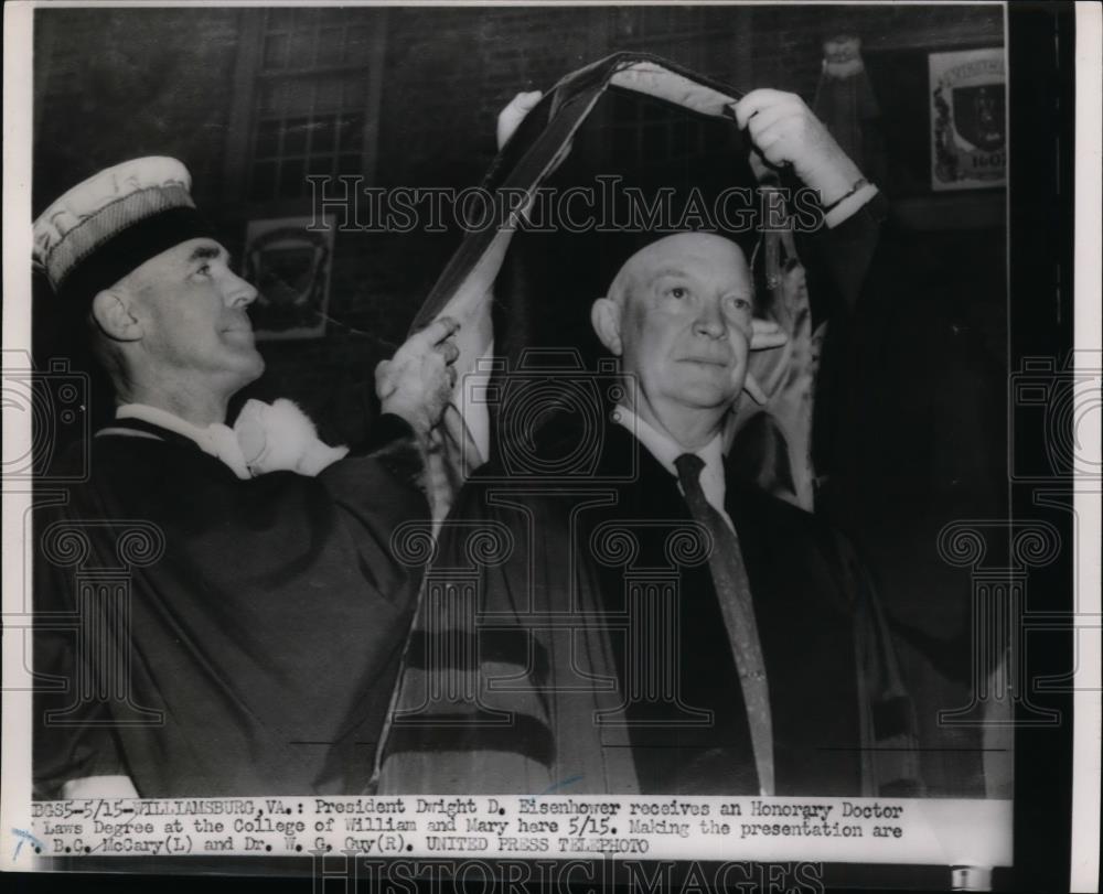 1953 Press Photo President Dwight Eisenhower receives honorary degree - Historic Images