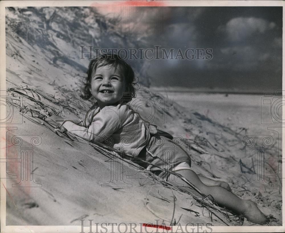 1948 Press Photo Baby Cuddles Against A Comfortable Sand-Dune At Wrightsville - Historic Images