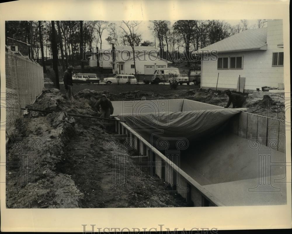 1963 Press Photo Liner unrolled on shallow end first and tacked on outer edge - Historic Images