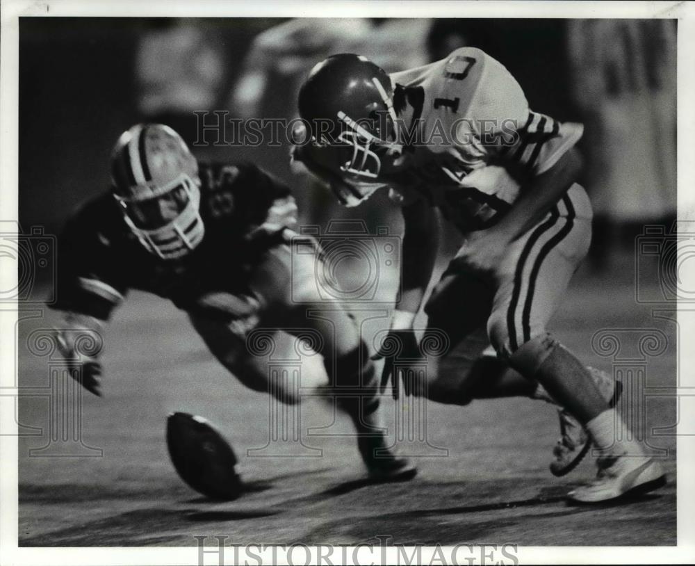 1986 Press Photo Steve Maryo recovers a fumble by Brecksville QB Mike Albrecht - Historic Images