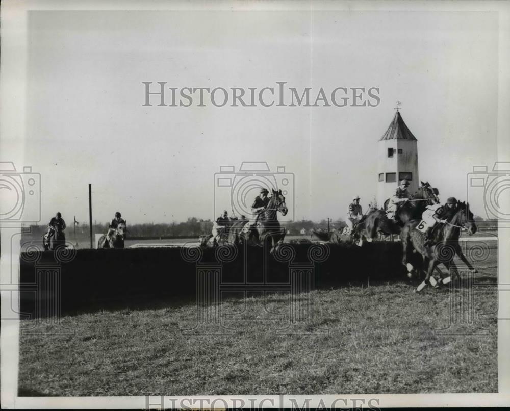 1945 Press Photo W Owen on Larky Day wins United Hunts at NY F Fratz on Cosey - Historic Images