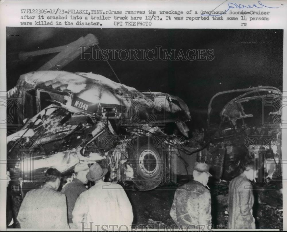 1959 Press Photo Crane Removes The Wreckage Of A Greyhound Crashed Into Truck - Historic Images