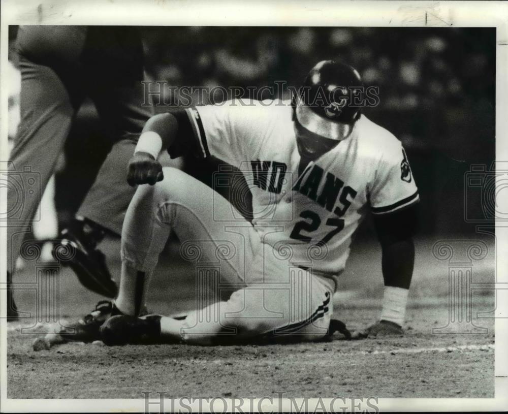 1988 Press Photo Mell Hall on Ground After Foul Ball off Foot in 3rd Inning - Historic Images