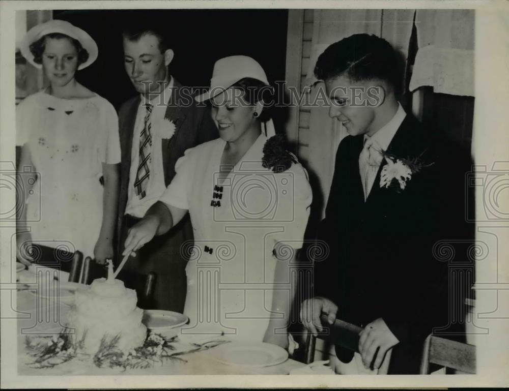 1937 Press Photo Evelyn Steel & Hercle Cook cut wedding cake following wedding - Historic Images