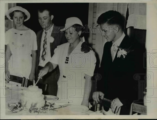 1937 Press Photo Evelyn Steel & Hercle Cook cut wedding cake following wedding - Historic Images