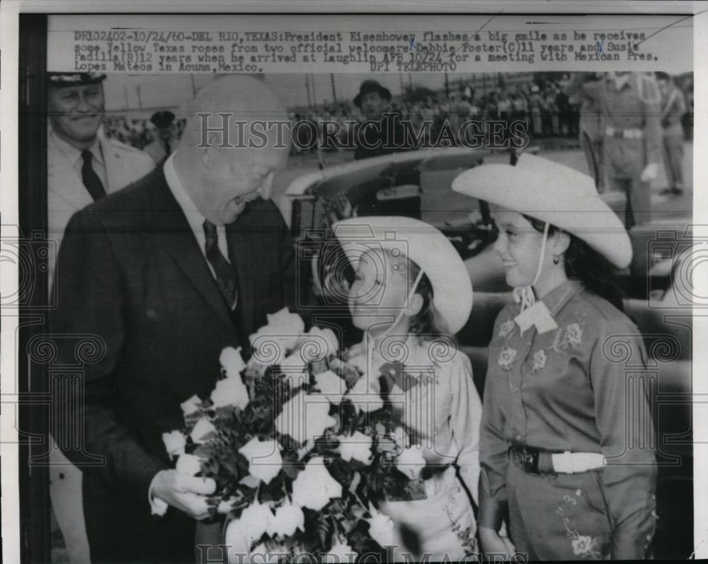 1960 Press Photo President Eisenhower receives yellow Texas roses from welcomers - Historic Images