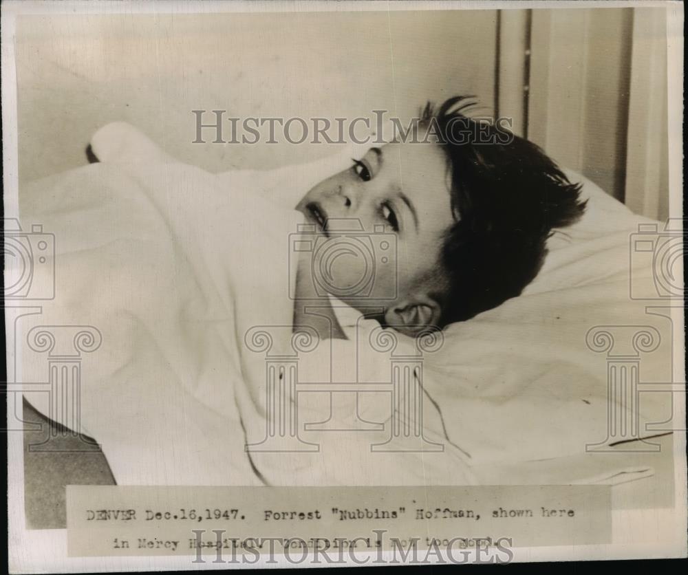 1947 Press Photo Forrest Nubbins Hoffman in Mercy Hospital in Denver - Historic Images