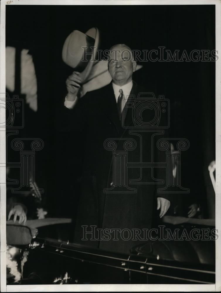 1932 Press Photo President Hoover waves hat as he arrives in Newark NJ - Historic Images