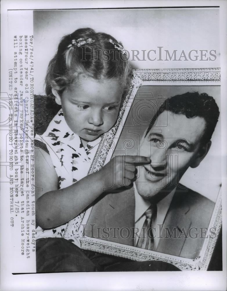 1956 Press Photo Cheryl Parker daughter of boxer James Parker &amp; dads photo - Historic Images