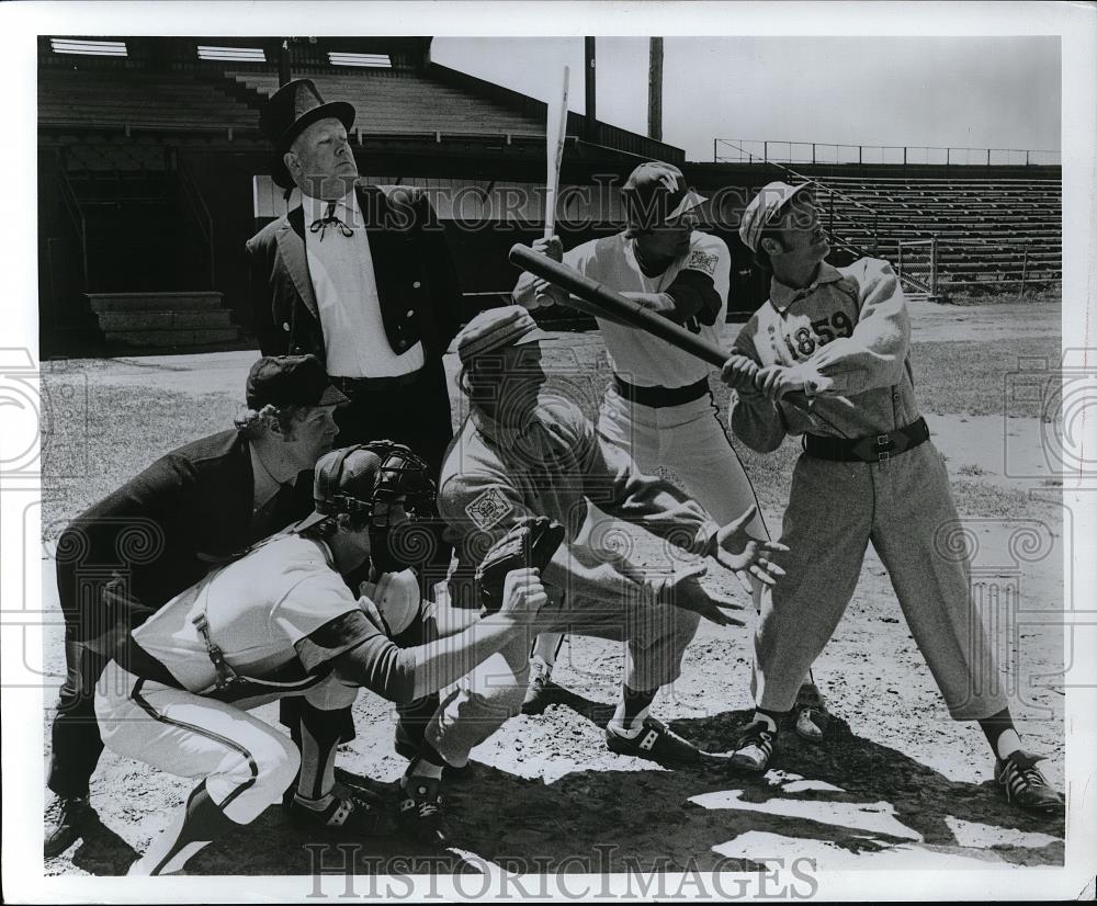 Press Photo A group of baseball players pose for a group picture - net00384 - Historic Images