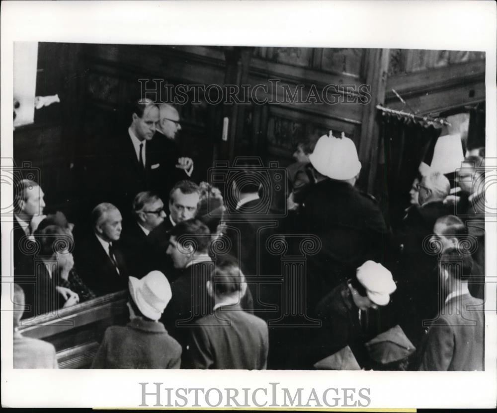 1966 Press Photo UK Prime Minister Harold Wilson & his family watch heckler - Historic Images