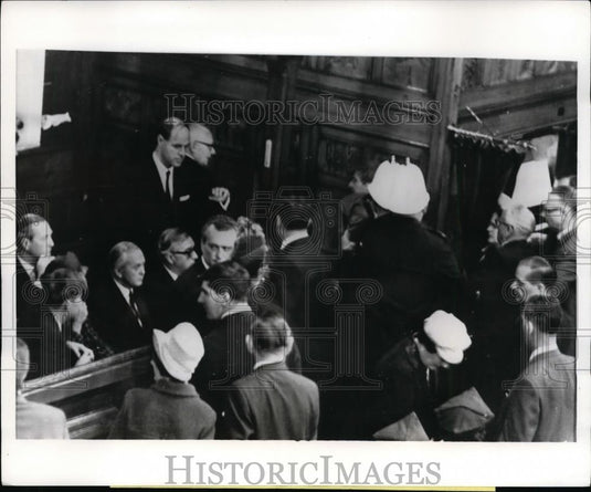 1966 Press Photo UK Prime Minister Harold Wilson & his family watch heckler - Historic Images