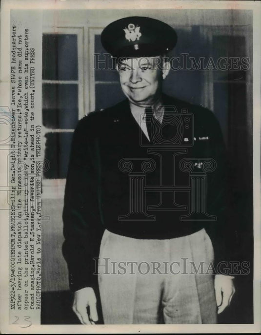 1952 Press Photo Gen Dwight Eisenhower leaves SHAPE headquarters in France - Historic Images