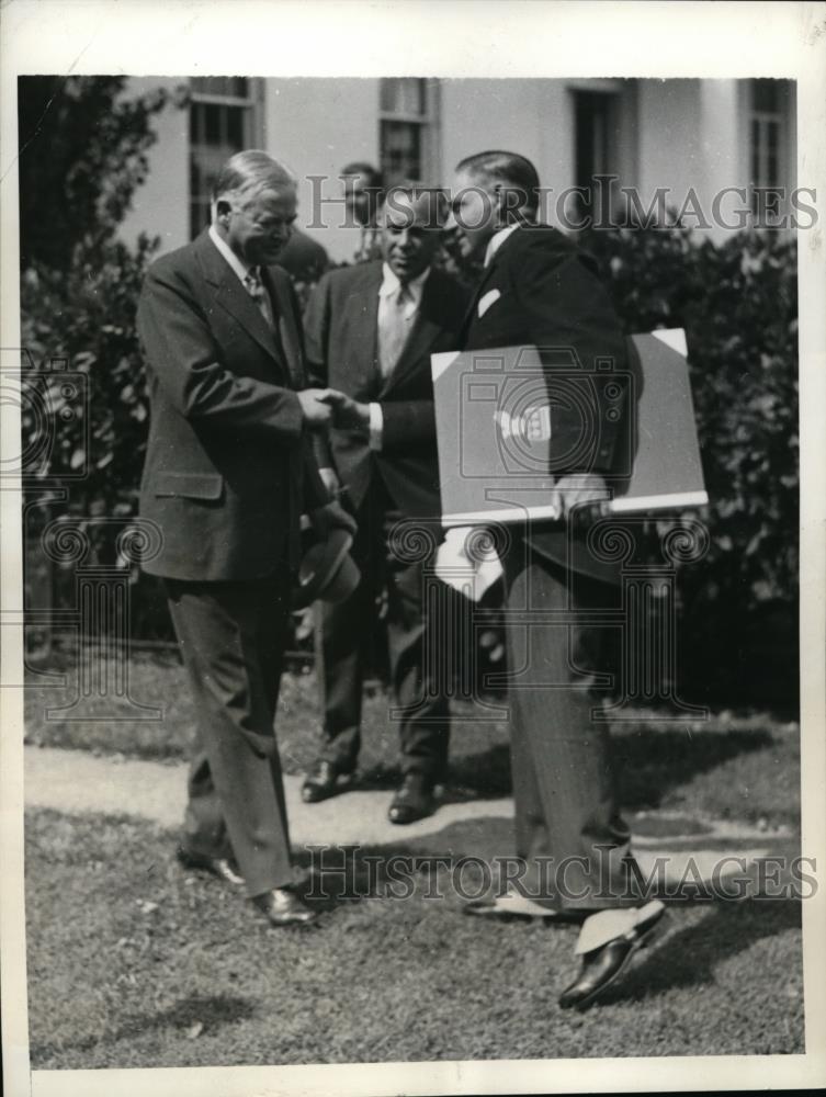 1932 Press Photo President Hoover Accepting The George Washington Portfolio - Historic Images