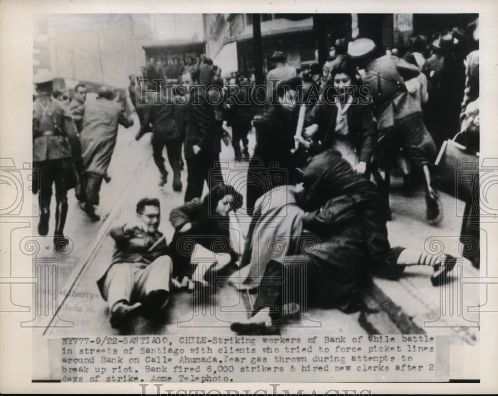 1945 Press Photo Bank Workers On Strike In Santiago, Chilie - nef00479 - Historic Images