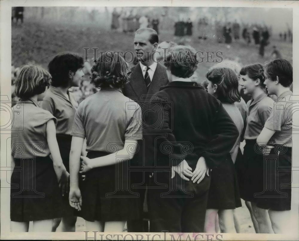 1955 Press Photo Duke of Edinburgh opens new athletic track in Watford England - Historic Images