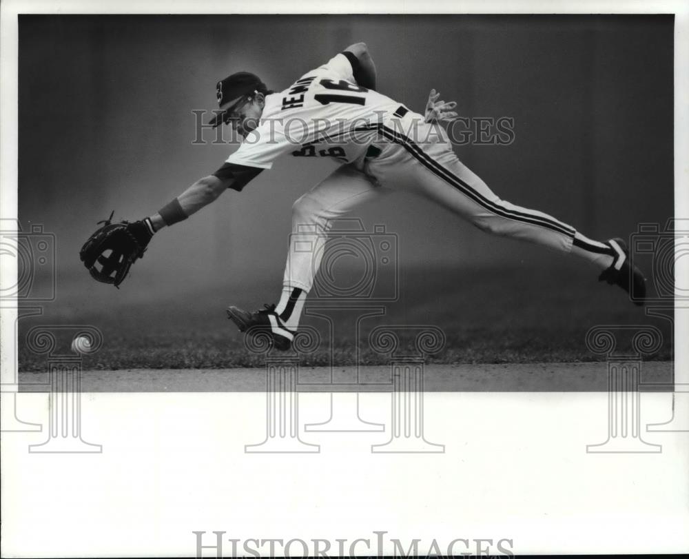 1989 Press Photo Felix Fermin chases a grounder hit by Royals Pat Tabler - Historic Images