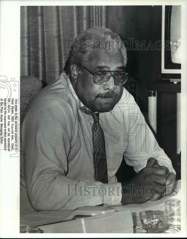 1988 Press Photo Cavs GM Wayne Embry, ponders selection in the NBA Dra ...