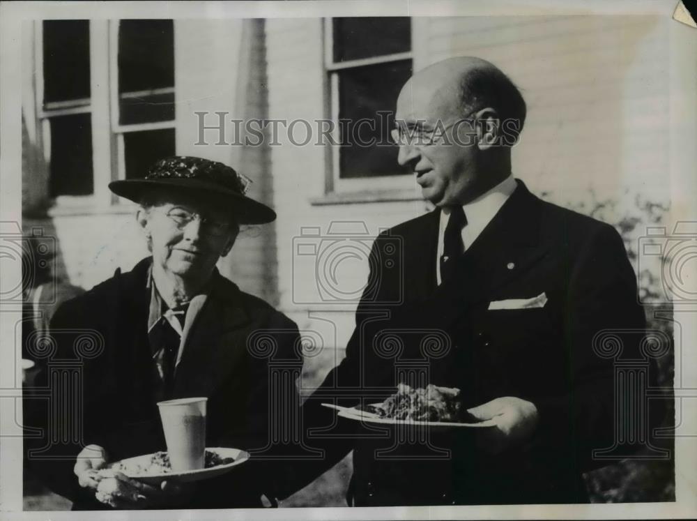 1938 Press Photo Preacher Powell of Mount Moriah Baptist and Congregation member - Historic Images