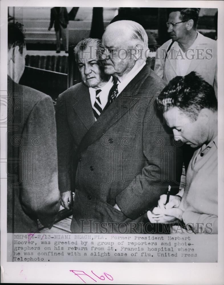 1953 Press Photo Former President Herbert Hoover greeted by reporters - Historic Images