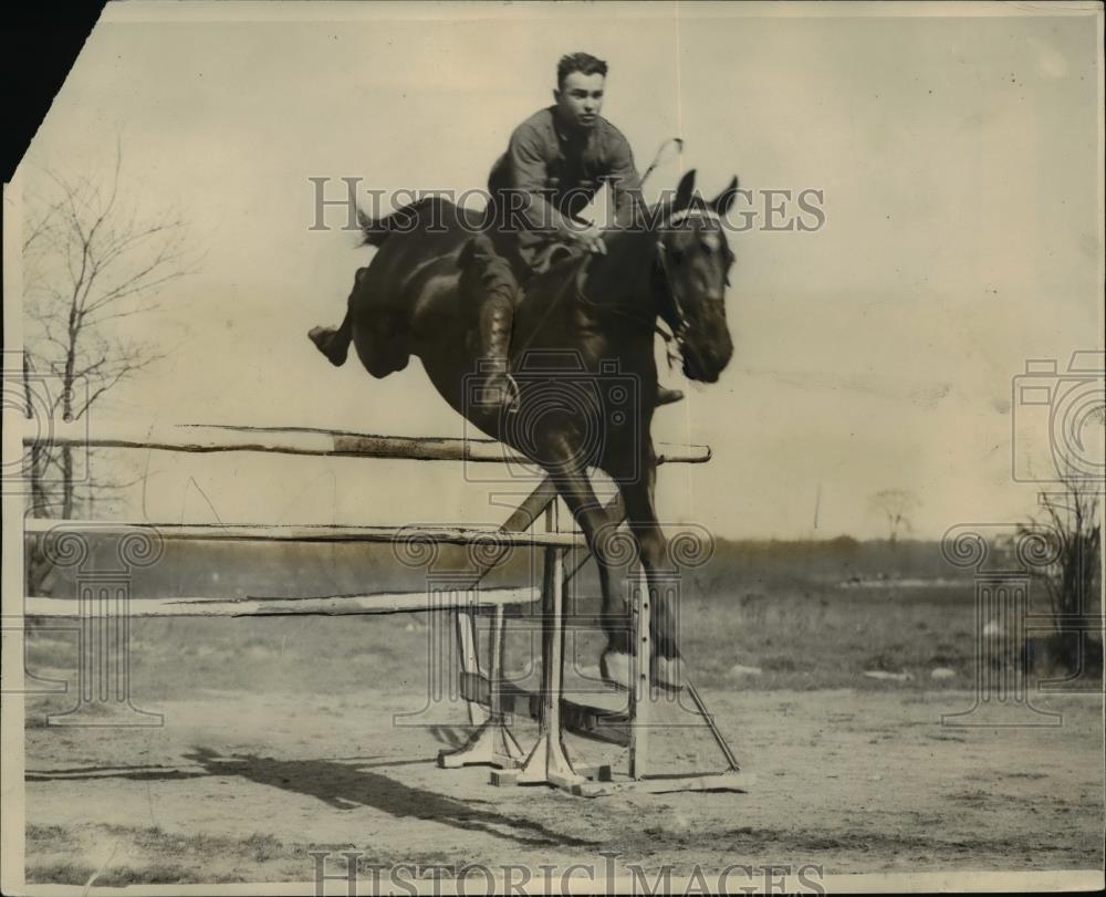 1926 Press Photo Andrew Dirik jumps a hurdle on Peanuts the horse at show - Historic Images