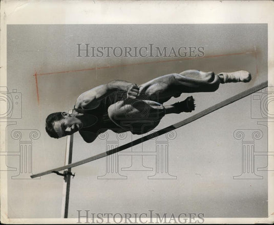 1940 Press Photo Kelly Horn of Alabama in the high jump event at a meet - Historic Images
