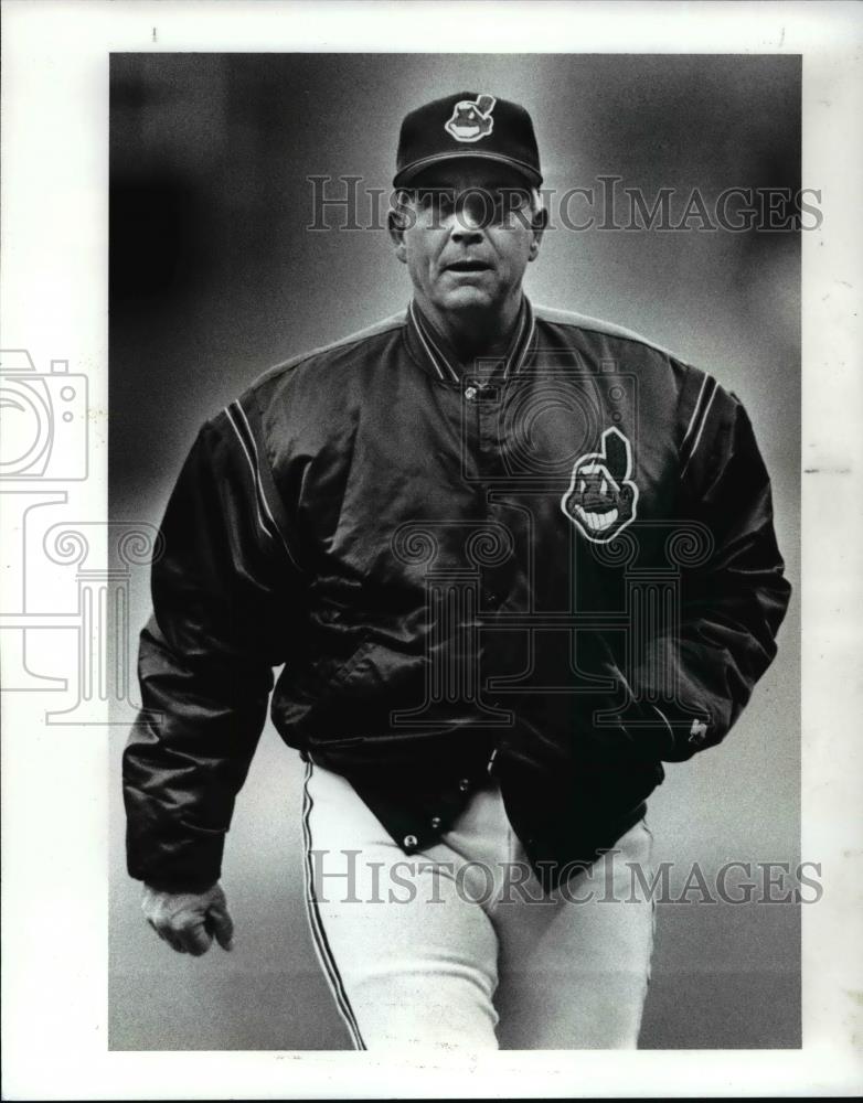 1988 Press Photo Indians Manager Dock walking back to the Indians Dugout. - Historic Images
