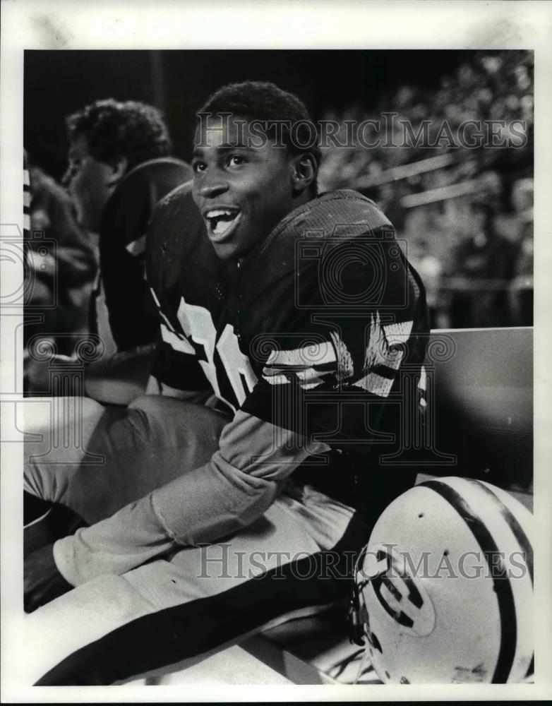 1986 Press Photo Chris Williams sits on the bench with a smile on his face - Historic Images