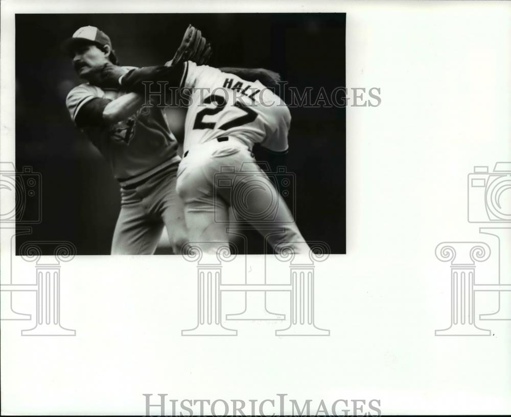 1986 Press Photo Mel Hall Lands a Left on Dave Stieb - cvb58621 - Historic Images