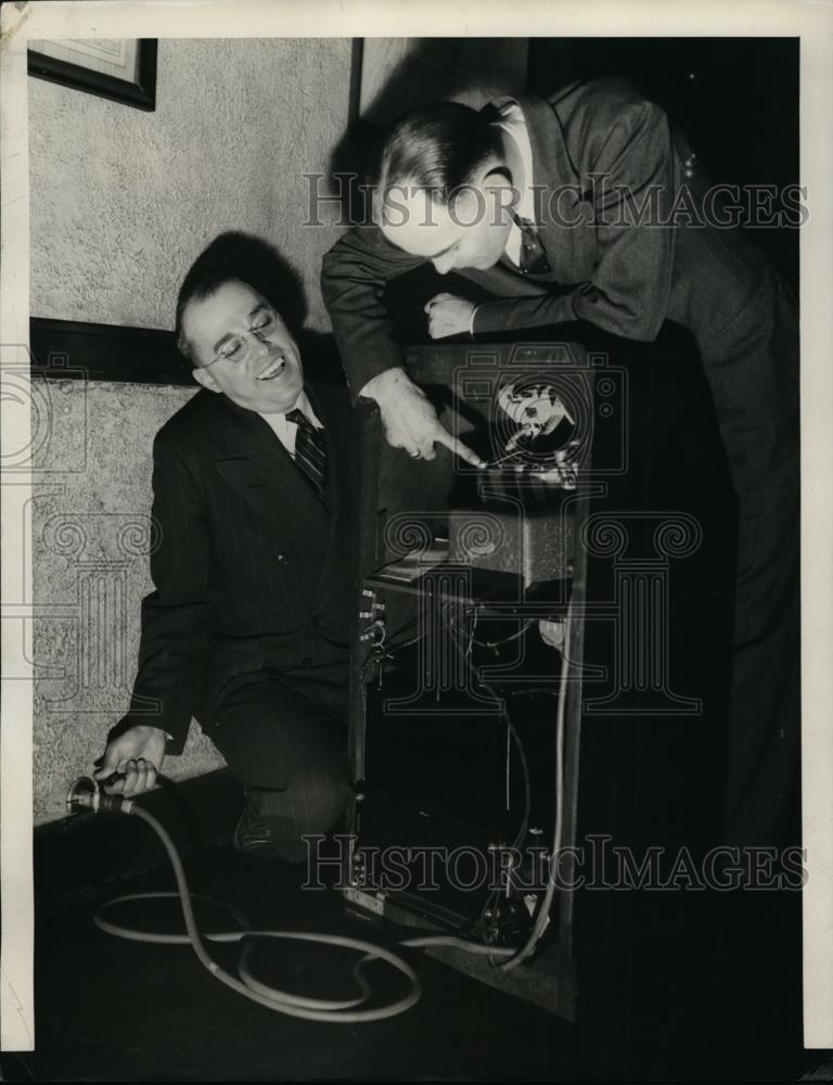 1940 Press Photo Natural gas drives an electric Generator to power the Radio - Historic Images