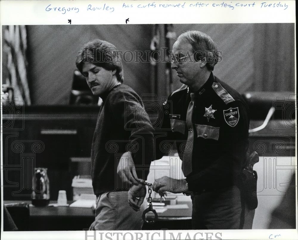 1989 Press Photo Officer removing cuffs on Gregory Rowley after entering court - Historic Images
