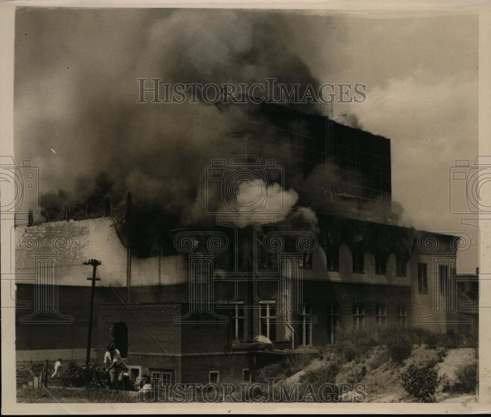 1938 Press Photo Flames sweep abandoned Ice Plant in Washington D.C - nee94163 - Historic Images