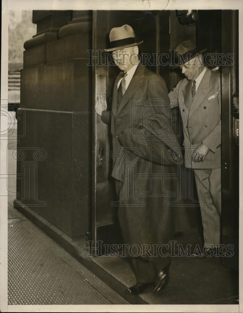 1933 Press Photo James Campbell Leads The Jury Out During The Trial - nee93845 - Historic Images