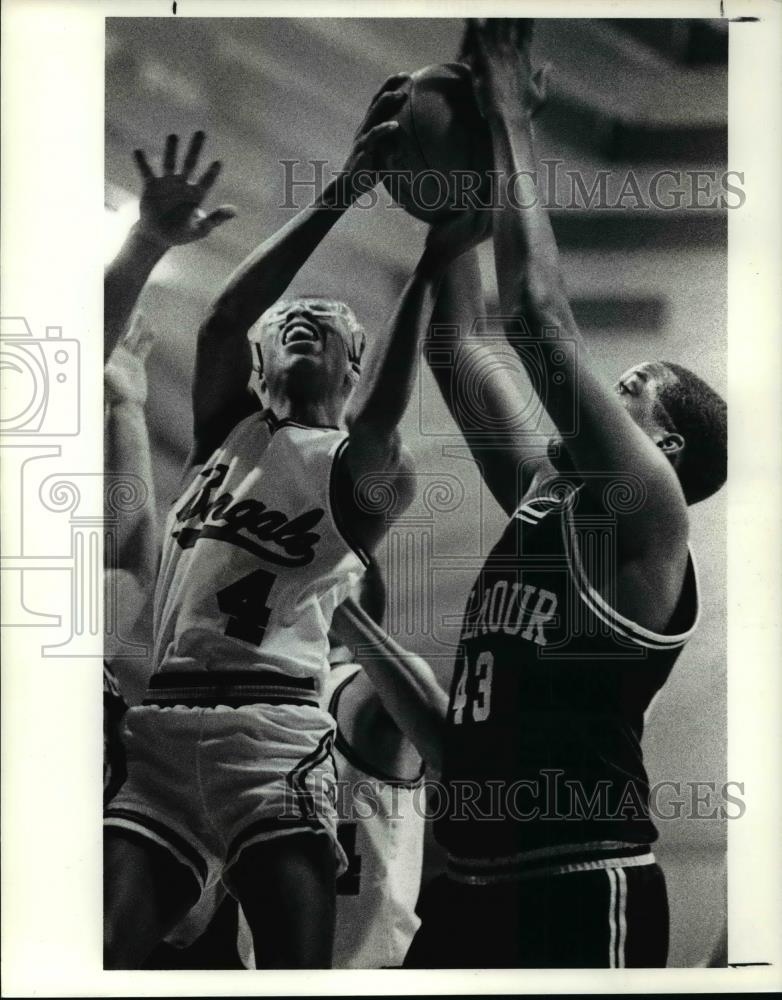 1990 Press Photo Bengal&#39;s Melvin Brown vs Gilmour Academy-basketball action - Historic Images