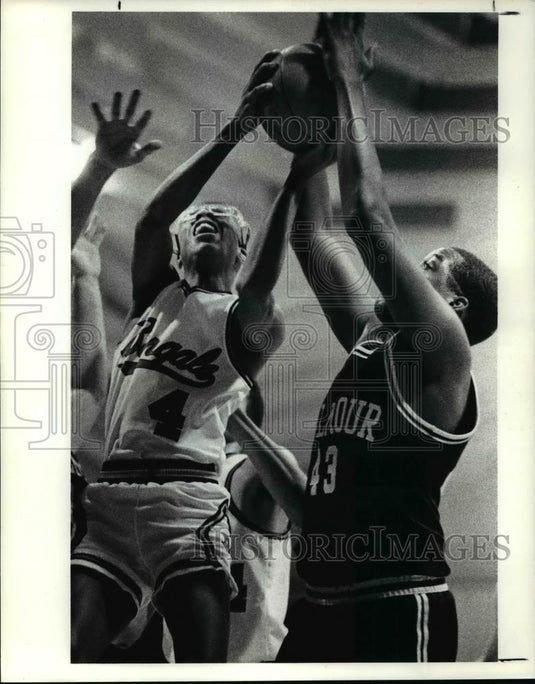 1990 Press Photo Bengal's Melvin Brown vs Gilmour Academy-basketball action - Historic Images