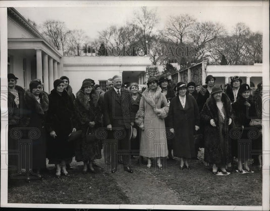 1933 Press Photo Pres. Herbert Hoover with Member of Federation of Women's Club - Historic Images
