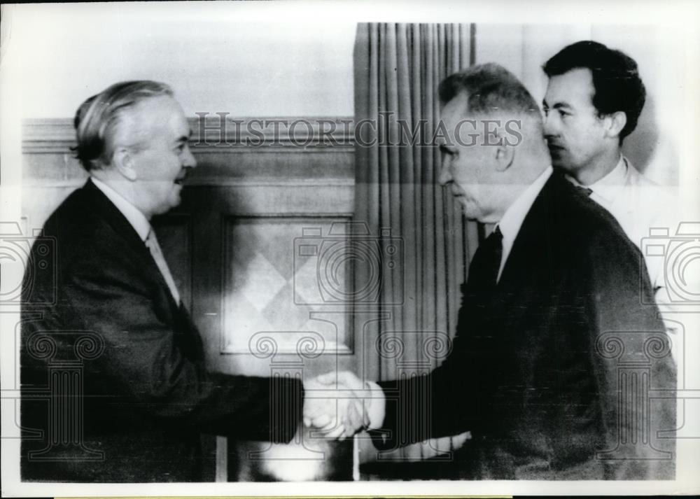 1966 Press Photo British Prime Minister Harold Wilson shakes hands with Kosygin - Historic Images