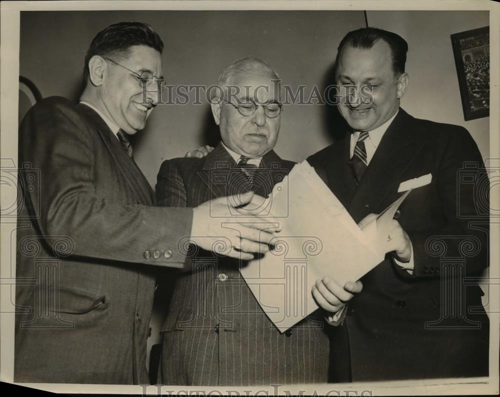 1940 Press Photo Reps Frank Hook Adolf Sabath Leo Allen vote to expend Dies - Historic Images