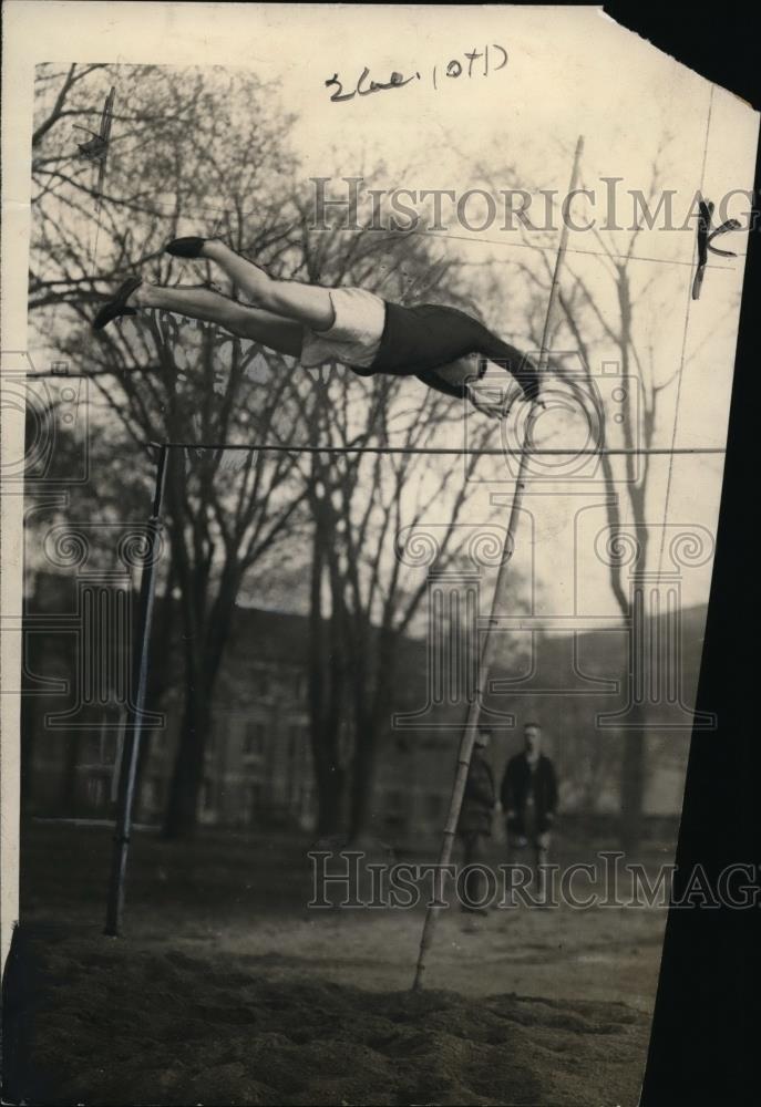 1922 Press Photo EL Johnson pole vaulter at Army track & field practice - Historic Images