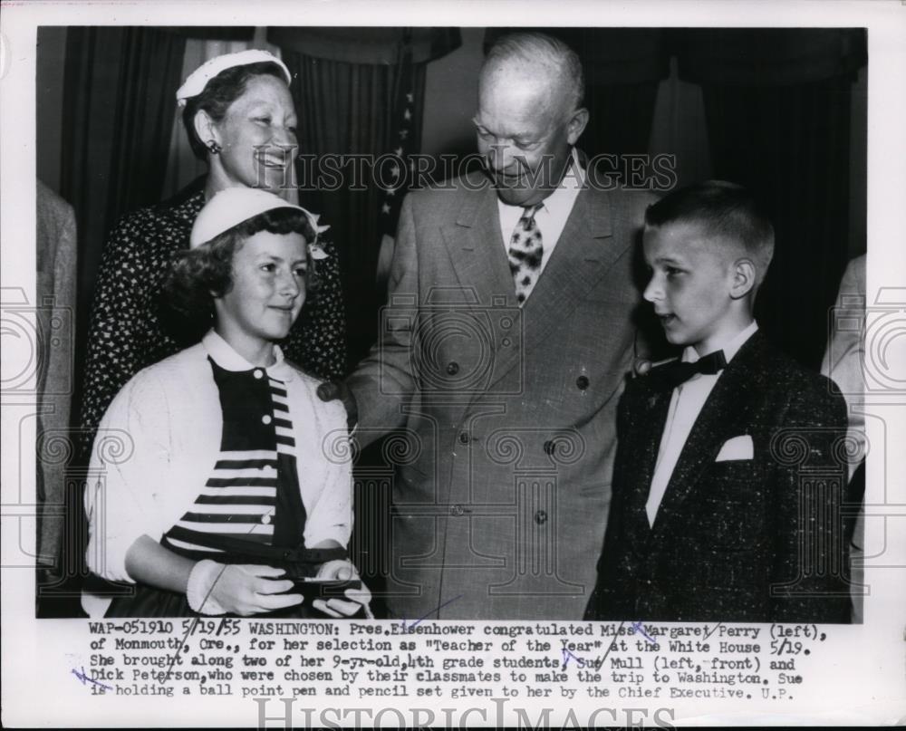 1955 Press Photo President Eisenhower Congratulated Miss Margaret Ferry - Historic Images